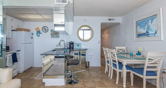 Golden Sands 1513 Kitchen/Dining area