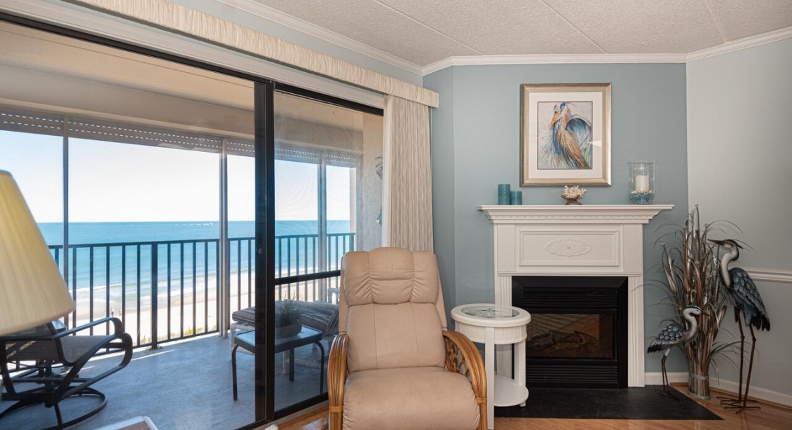 Amber Waves 501-Living-Area