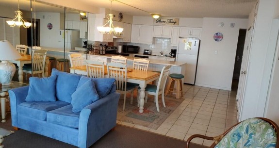 Kitchen/Dining area - Carousel 1011