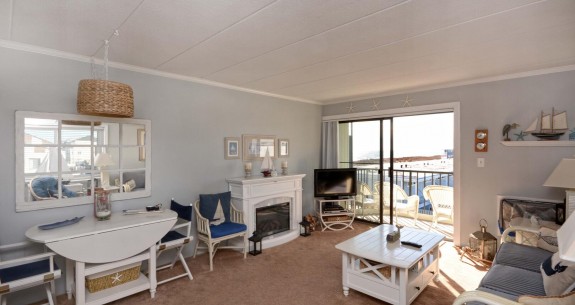 EAST WINDS WEST 302-LIVING-AREA