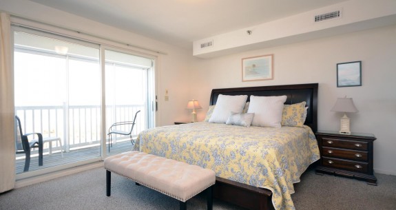 OCEANFRONT-MASTER-KING-BEDROOM