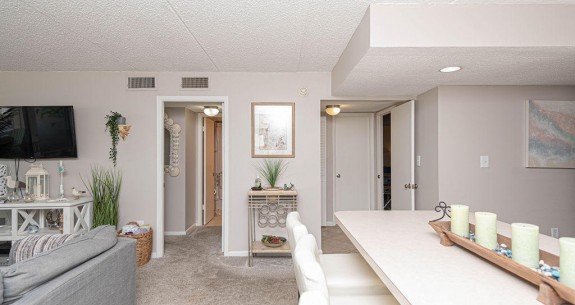 Atlantis 607 Living/Dining Area