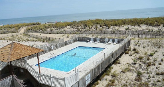 OCEANFRONT-POOL-BEACHLOFT