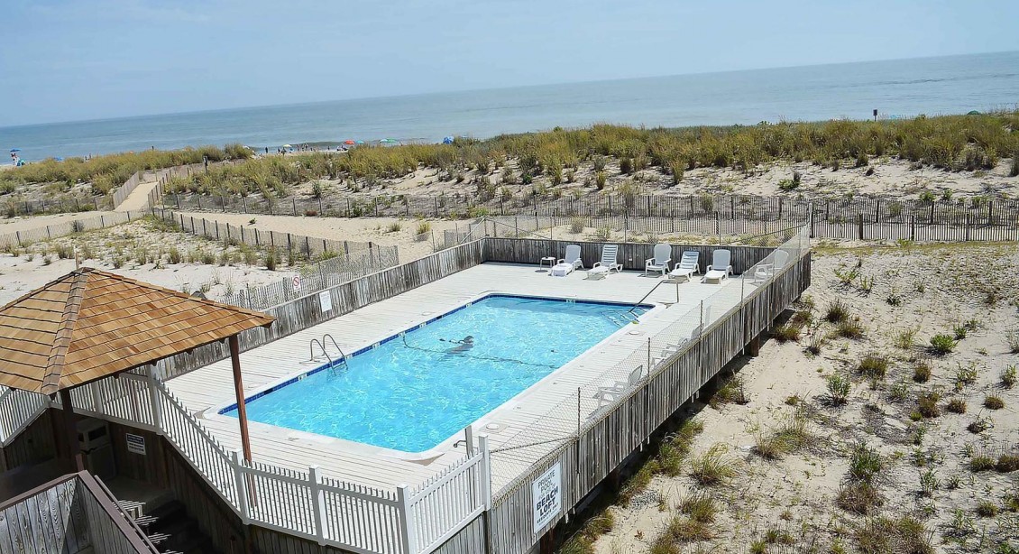 OCEANFRONT-POOL-BEACHLOFT