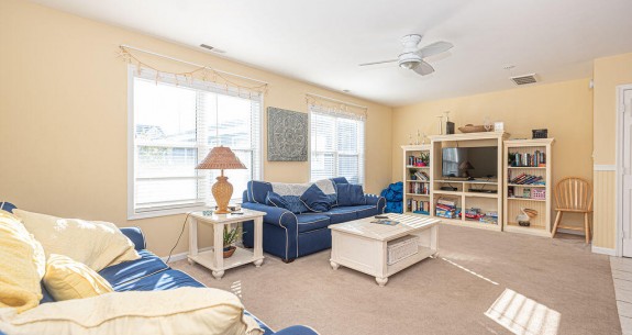 Nowalk to the Beach A - Living Room