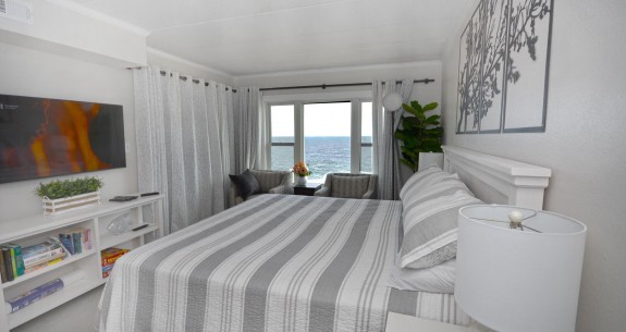 OCEAN-FRONT-KING-BEDROOM