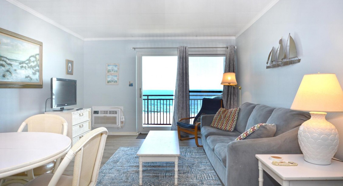 OCEAN-FRONT-LIVING-AREA-WORCESTER- HOUSE-504