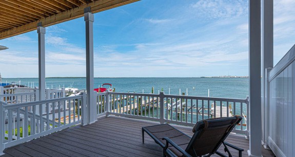 WILD BAY LANDING 2-LIVING-ROOM-BALCONY