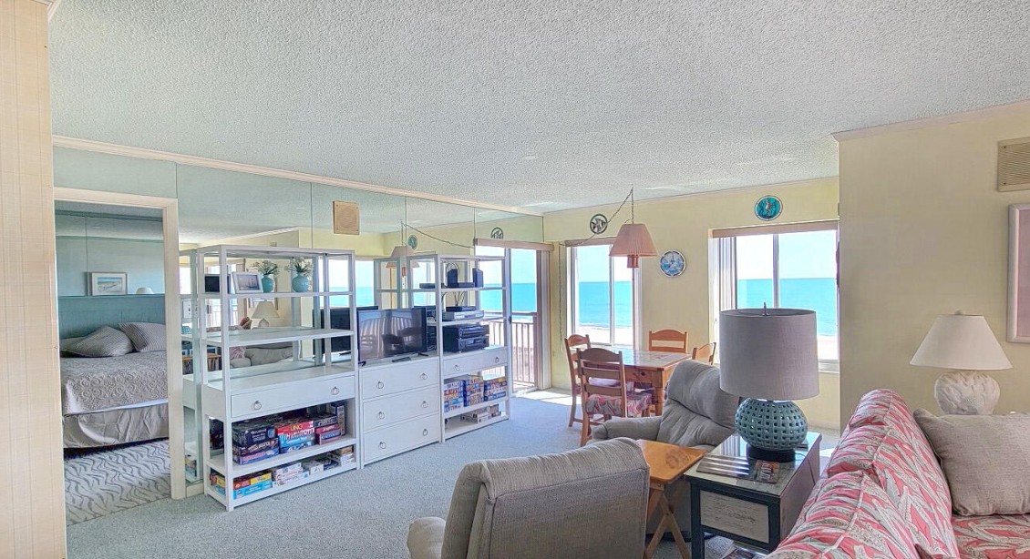 SURFCASTER-405-LIVING-AREA