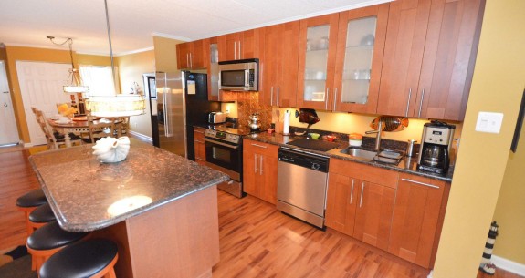 Kitchen with Breakfast Bar