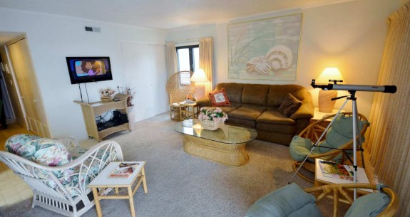 Diamond Head 212 Living Room