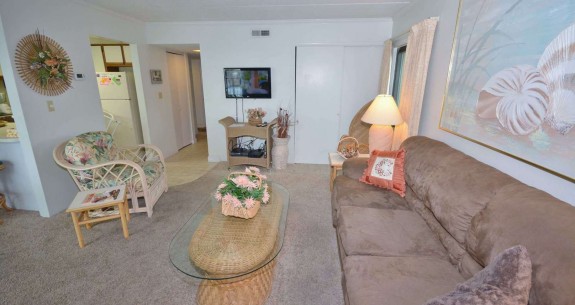 Diamond Head 212 Living Room