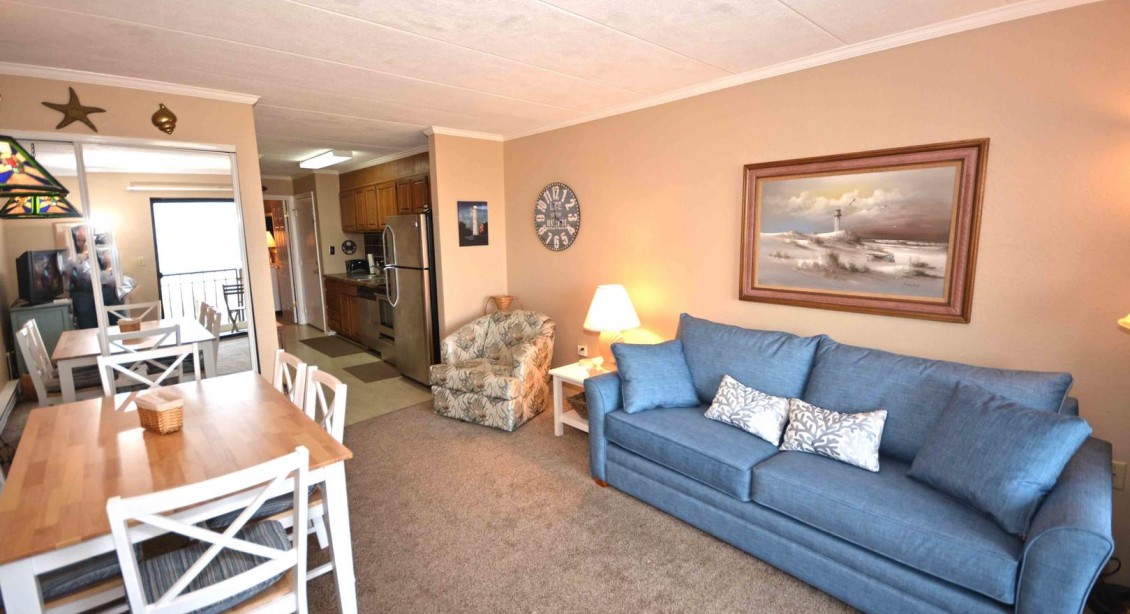 EAST WINDS EAST 105 LIVING AREA / DINING AREA
