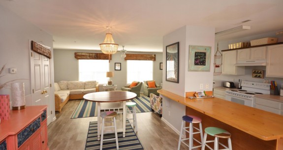 Nowalk to the Beach B Dining-Area